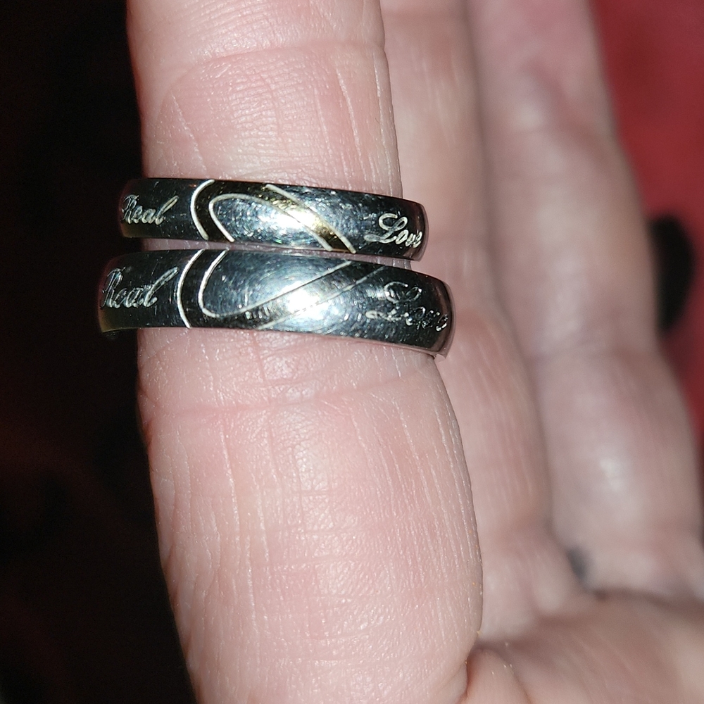 Couples ring shows scratches in pics